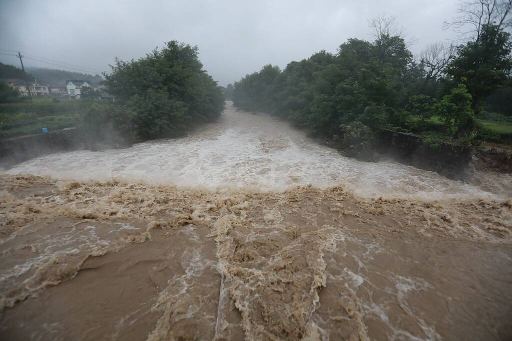 安徽宣城河水暴涨 民房进水农田被淹