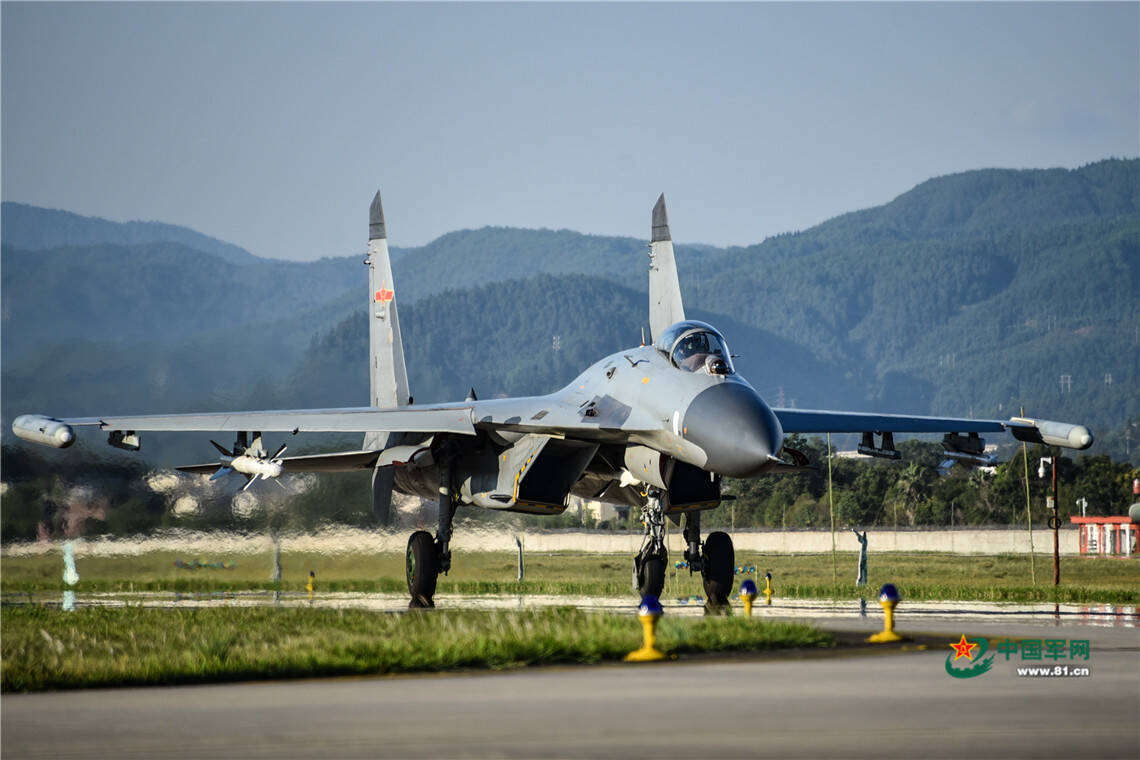 1/8 近日,东部战区空军航空兵某旅组织跨昼夜飞行训练,让官兵在连续