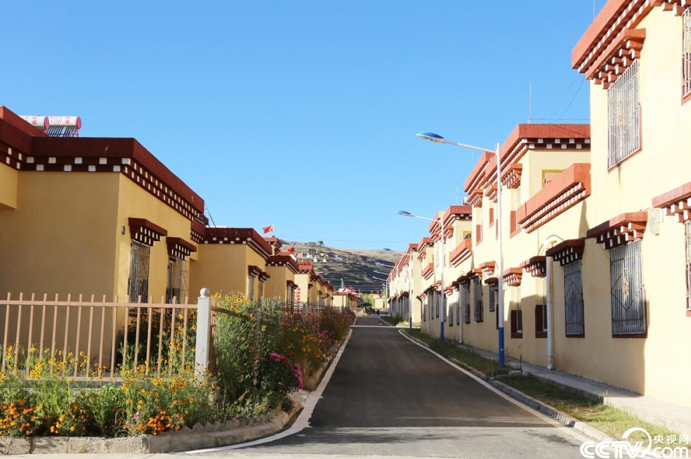 【民族团结党旗红】"搬"进美好新生活_手机凤凰网