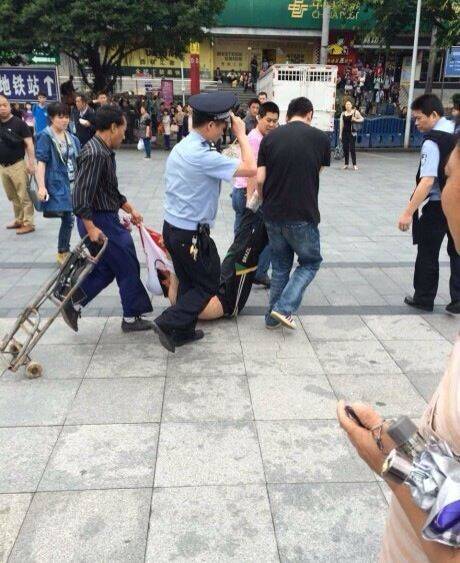 广州火车站4名戴白帽男子持刀砍人