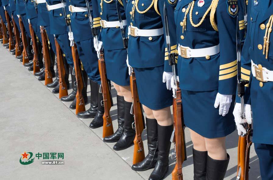 中国首批仪仗队女兵训练揭秘:汗水浇筑英姿飒爽_手机凤凰网