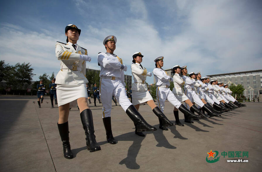 中国首批仪仗队女兵训练揭秘:汗水浇筑英姿飒爽_手机凤凰网