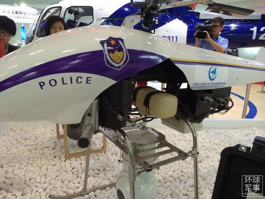 中国"鹞鹰ii"无人侦察机模型亮相 挂4枚导弹