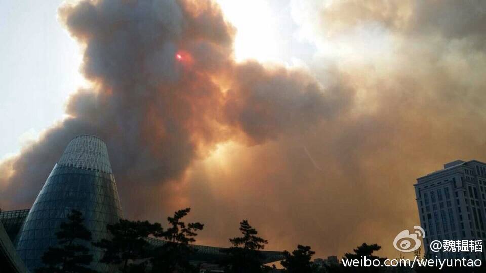 威海森林大火:浓雾笼罩全城_手机凤凰网