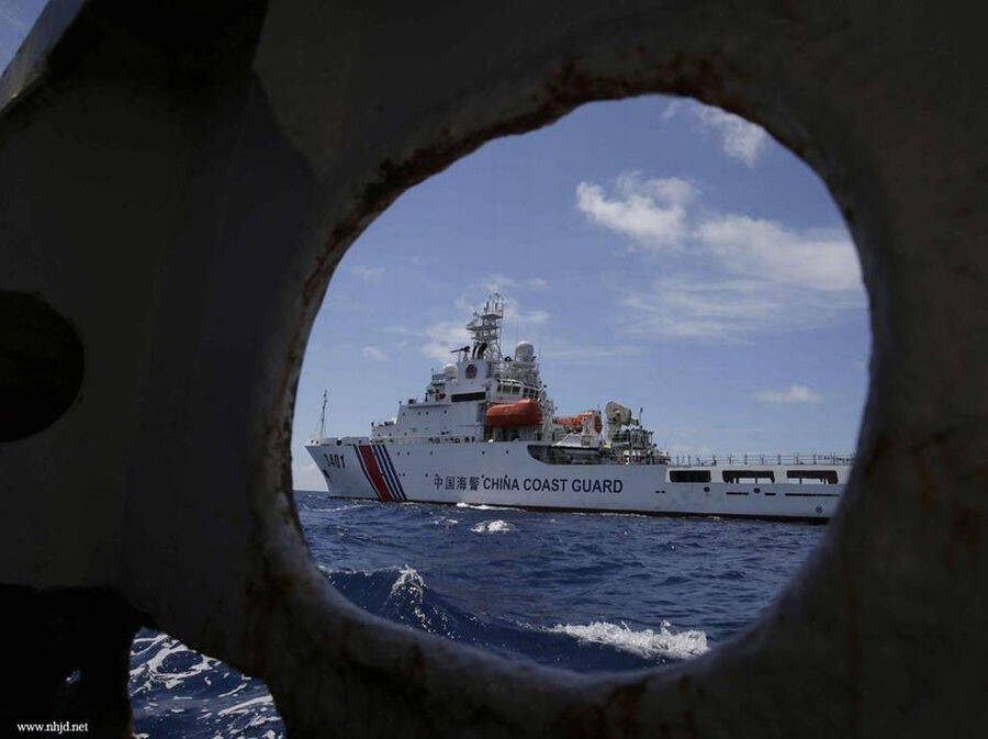 中国海警监视仁爱礁 美记者实拍菲军日常生活