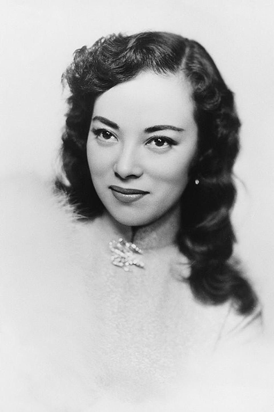 李香兰于1920年2月12日出生于奉天省北烟台(今辽宁省灯塔市),祖籍日本