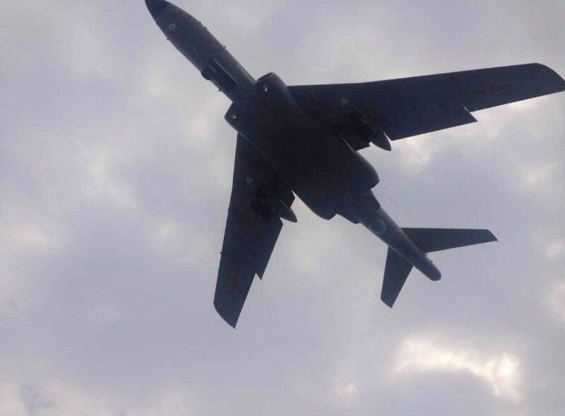 1/5 据媒体报道有网友16日发图称在上海看见上空一架轰六k轰炸机超