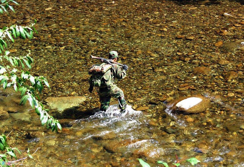 越南人民军穿山越岭巡边境 与中越界碑合影