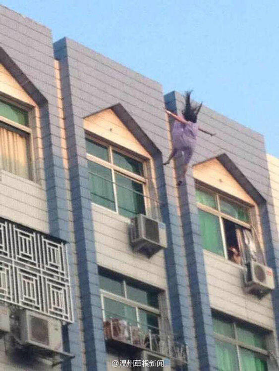 浙江一长裙女子割脉后跳楼现场