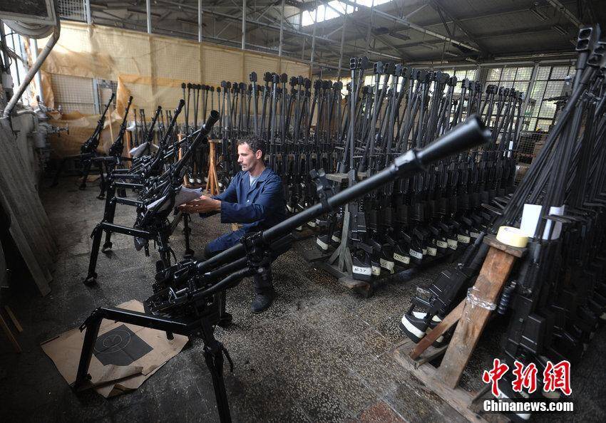 塞尔维亚枪支制造厂内摆满大狙 女工细心检查