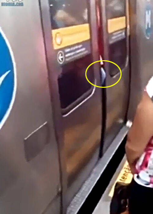 巴西男下体被地铁门夹住画面