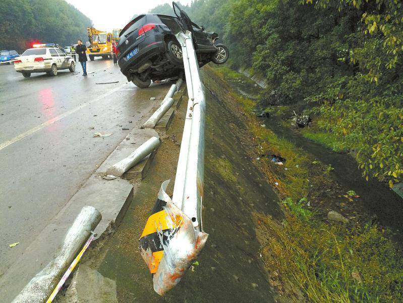 越野车撞死一家四口后续:错把油门当刹车_手机凤凰网