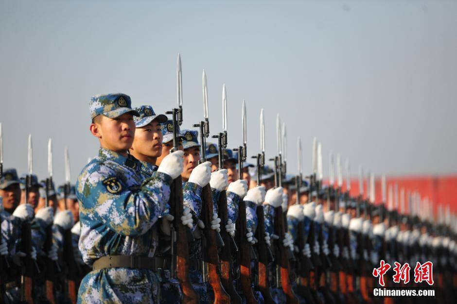 北海舰队举行新兵训练结业典礼 用木枪表演刺杀操
