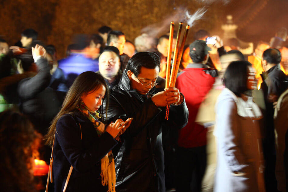 全国新年香火旺盛:香火太旺需消防员喷水冷却