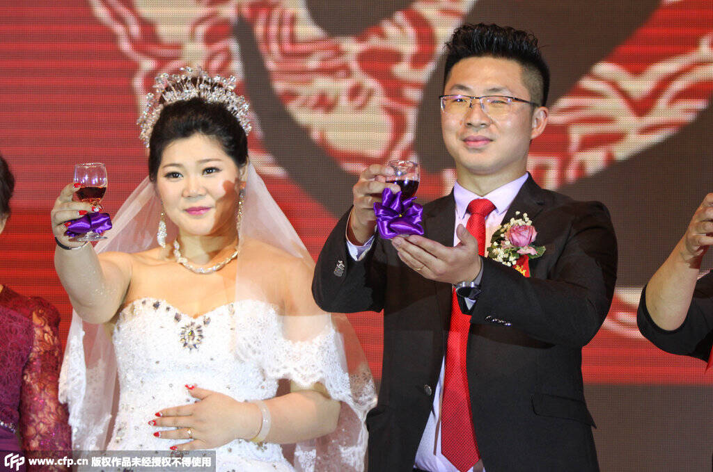 奥运冠军刘春红举行婚礼 举重女将与新郎一吻定情_手机凤凰网