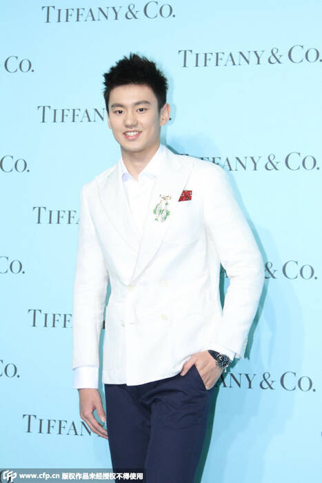宁泽涛白色西装帅气亮相 颜值爆表鲜肉无敌
