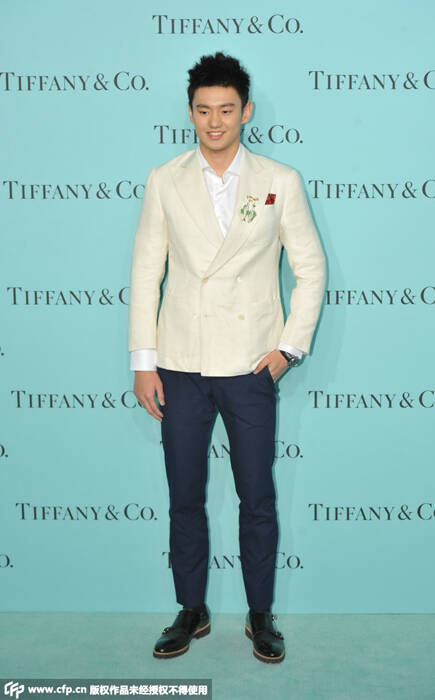 宁泽涛白色西装帅气亮相 颜值爆表鲜肉无敌