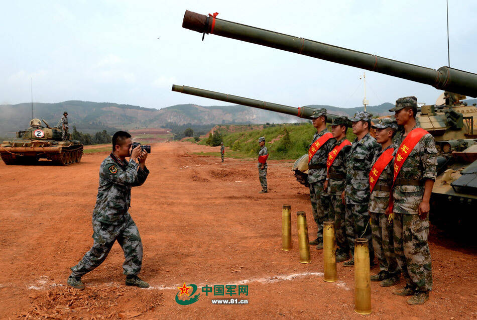 炮彈出膛震撼瞬間:駐雲南部隊59d坦克主炮開火