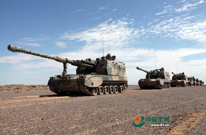 解放军155毫米自行火炮群大漠夜射 壮观唯美