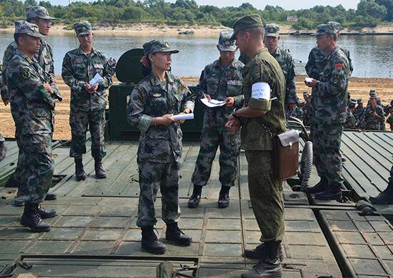 解放军舟桥部队在俄参赛画面曝光 大型装备上阵