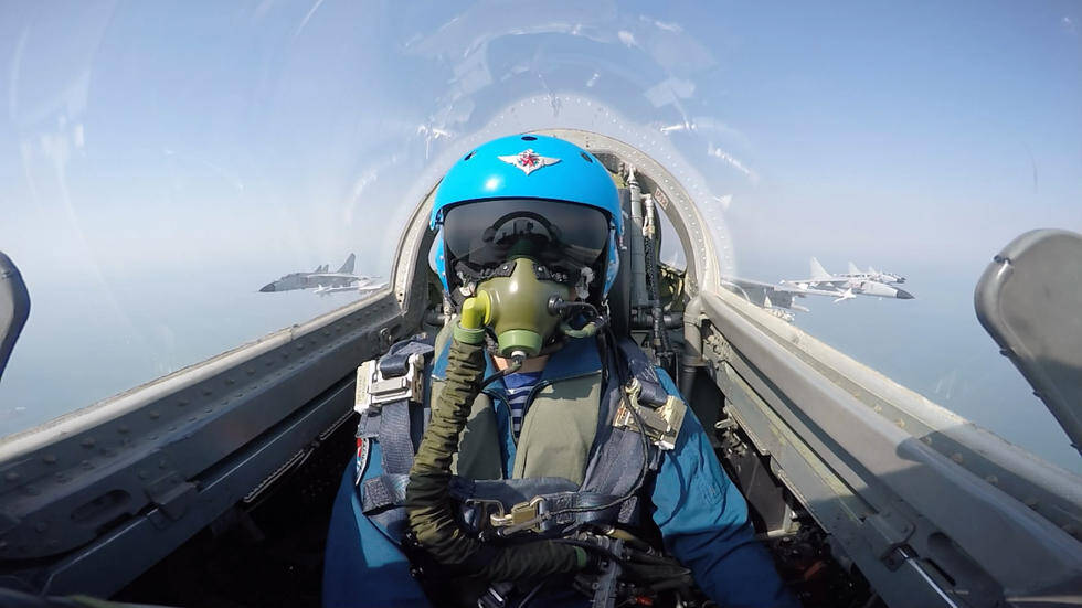 阅兵飞行员空中编队训练自拍_手机凤凰网