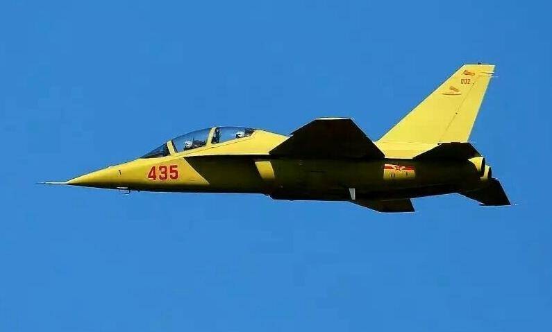 中国空军新型教练10高教黄皮机公开秀技表演