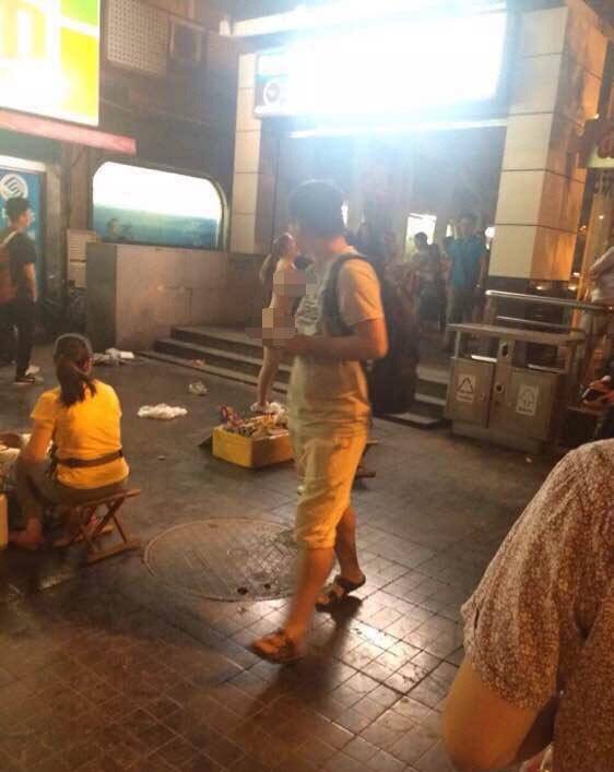 南京女子当街全裸 疑似与男友吵架