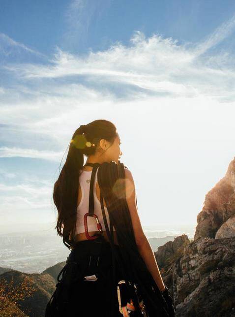 美女教师晒登山写真集 完美身材尽显