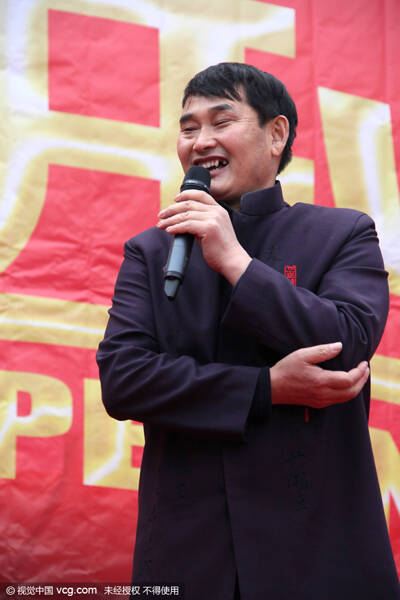 大衣哥朱之文台上献唱 粉丝争先握手表现激动_手机凤凰网
