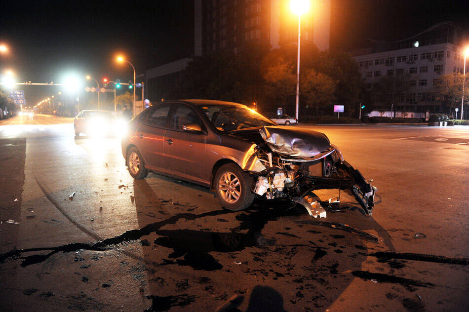 载有产妇及新生儿的救护车翻侧现场