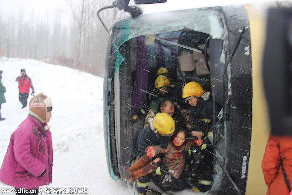 黑龙江旅游大巴车侧翻致4死13伤