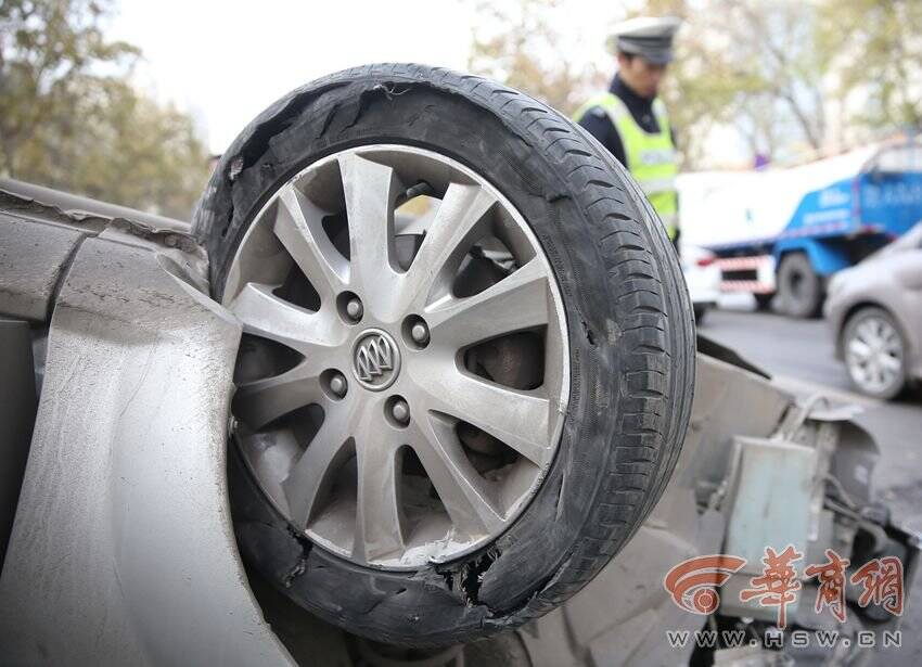 爆胎图片