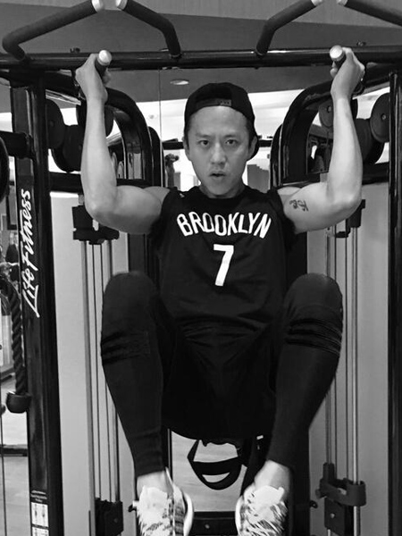 邓超健身器上闪转腾挪