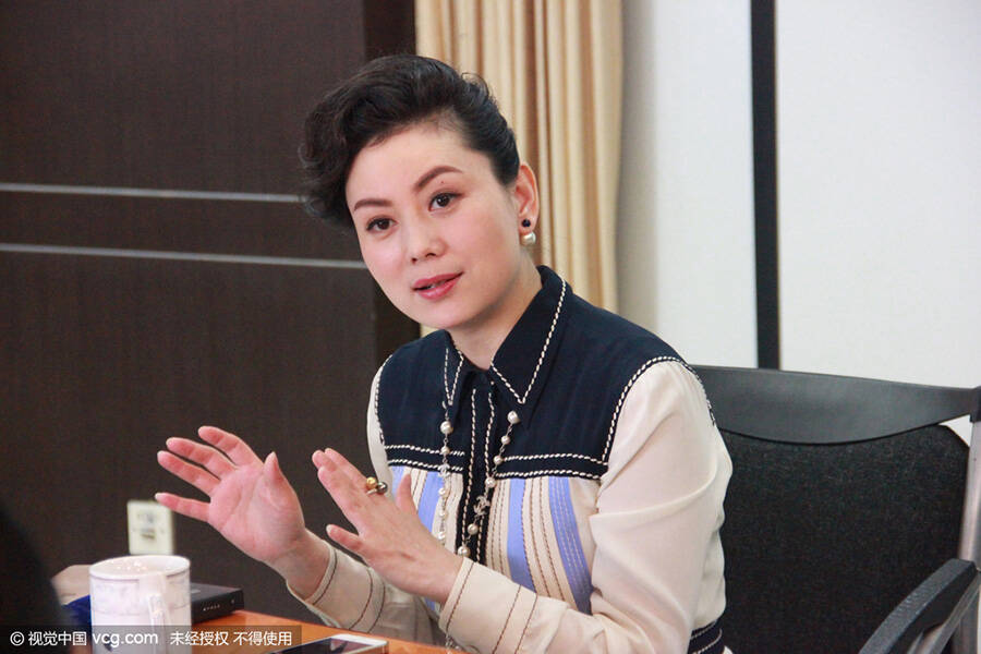 朱军妻子谭梅天津签售新书 珠光宝气显富贵