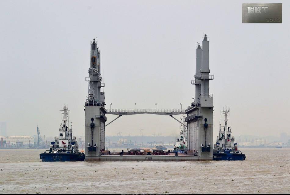 海上移动长城:中国巨无霸移动船坞壮观出海