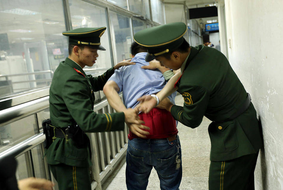 男子穿260余万的特制马甲在深圳被抓