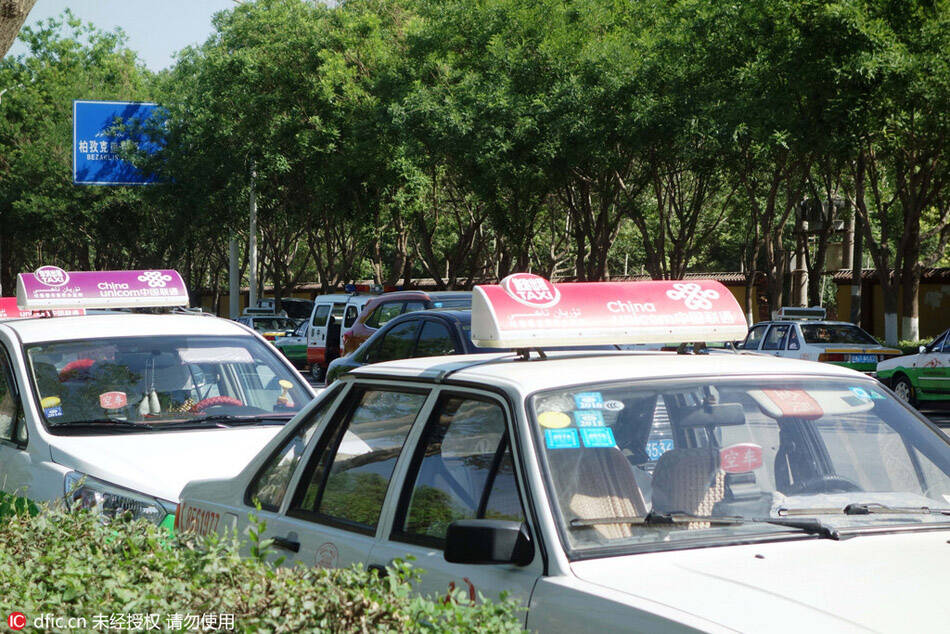 当天,有"火洲"之称的新疆吐鲁番市高昌区数百辆城市出租车"罢行".