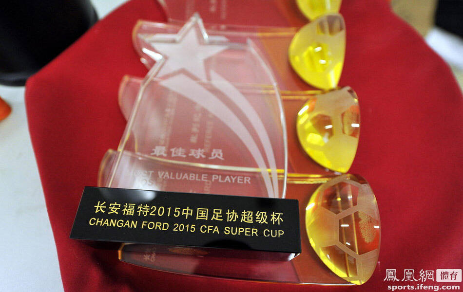 超级杯奖杯亮相雕刻"中国龙" 网友吐槽像糖稀制作