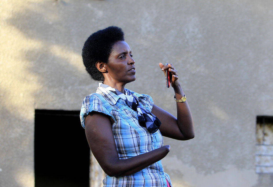 1/16 42岁的alphonsine mukamfizi,她从三次攻击中活了下来,为了生存