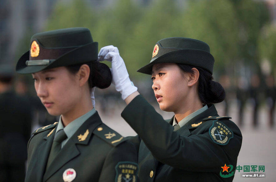 中国首批仪仗队女兵训练揭秘:汗水浇筑英姿飒爽_手机凤凰网