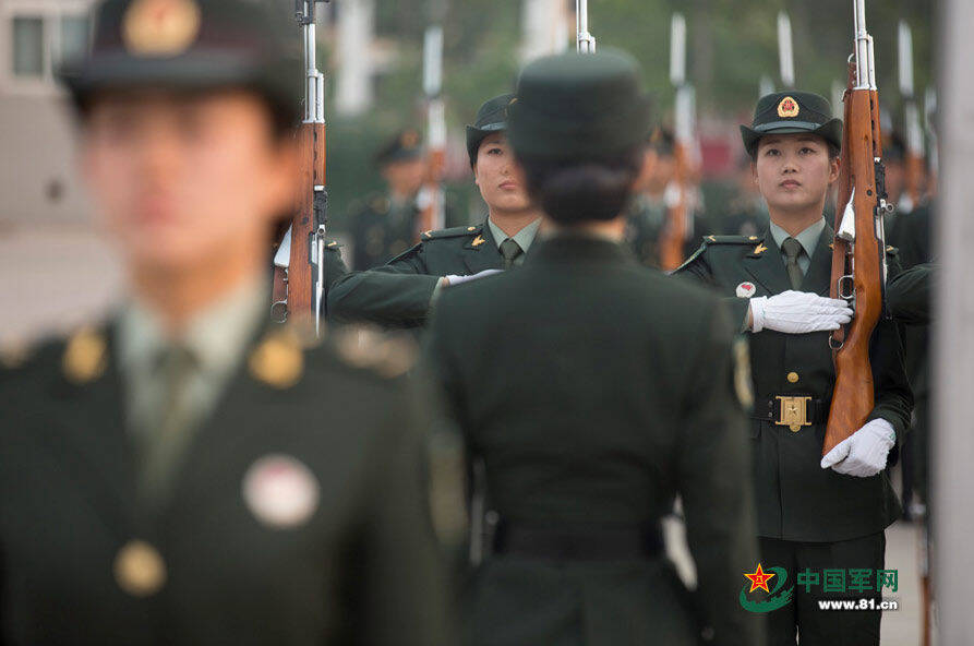 中国首批仪仗队女兵训练揭秘:汗水浇筑英姿飒爽_手机凤凰网