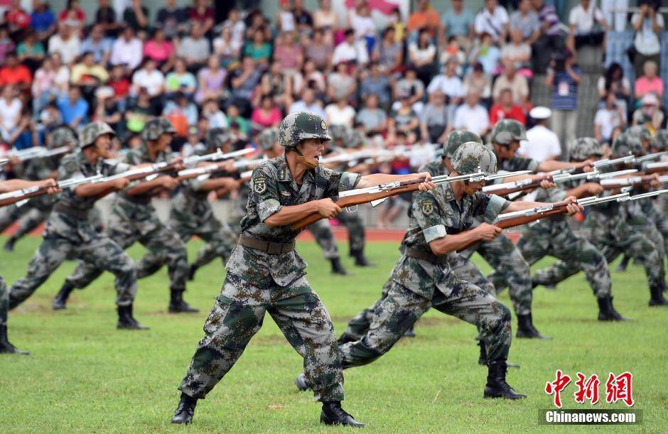 1/11 7月1日,中国人民解放军驻香港部队昂船洲军营对公众开放,并进行