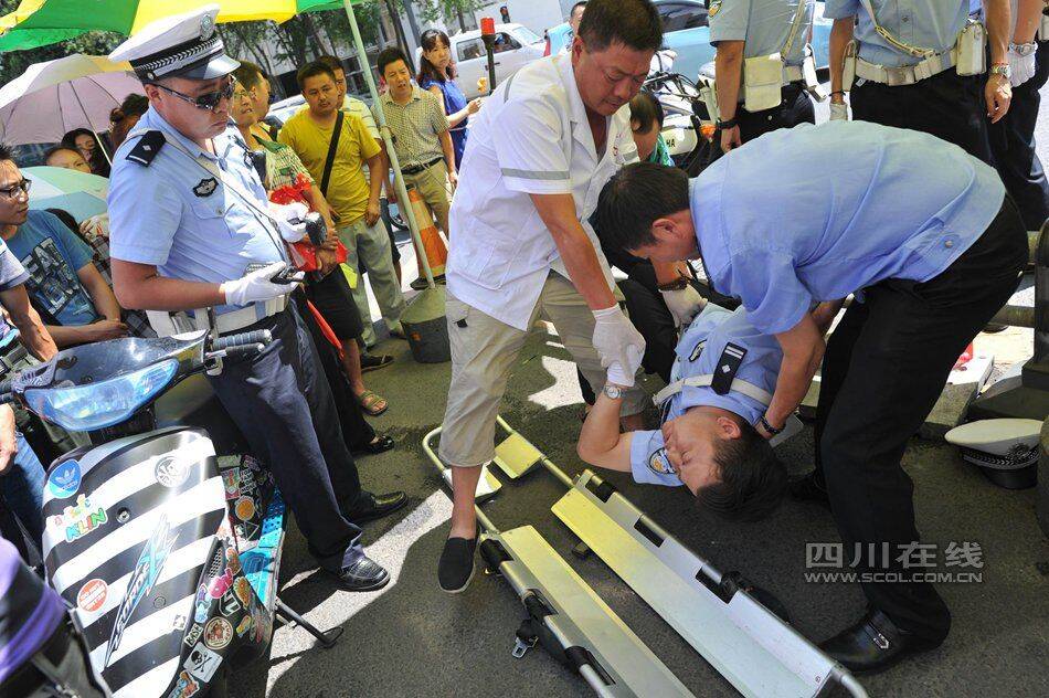 90后无证驾驶 叫来父亲拳打交警