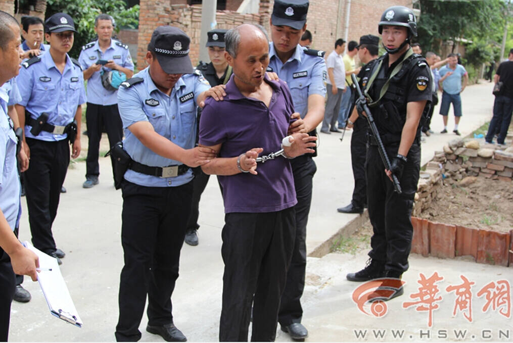 西安一家四口灭门案嫌犯指认现场_手机凤凰网