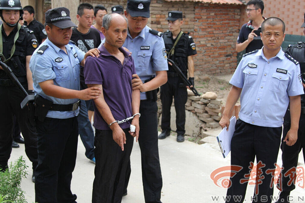 西安一家四口灭门案嫌犯指认现场_手机凤凰网