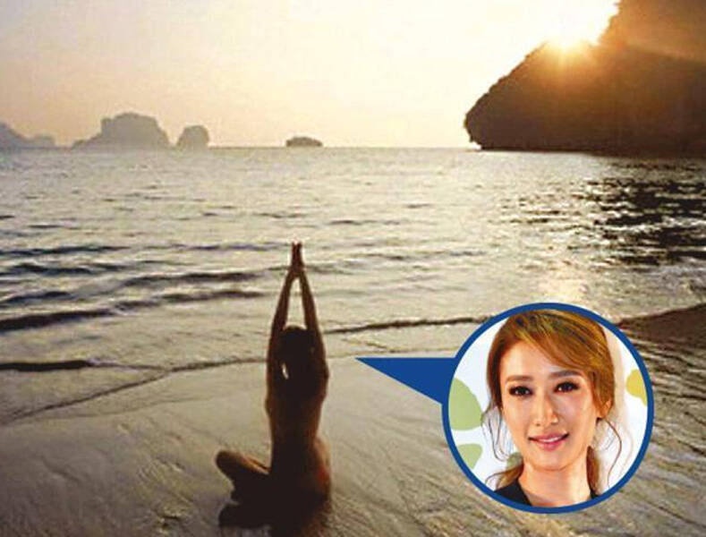 某女星全裸练瑜伽 网友:又美又性感