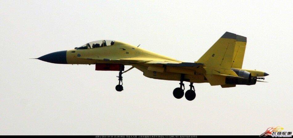 1/8 近日,在网络上再次曝光了国产歼-15s双座版教练/战斗机的最新试飞