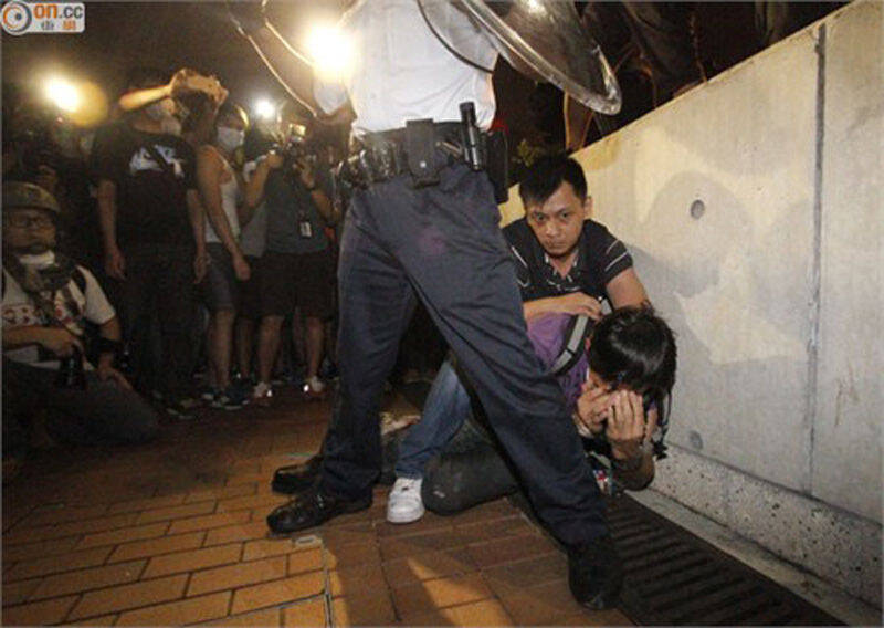 香港3警察执行公务被300多名占中者包围