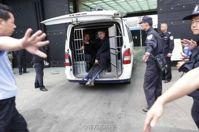 广东越狱重刑犯押送回狱现场图