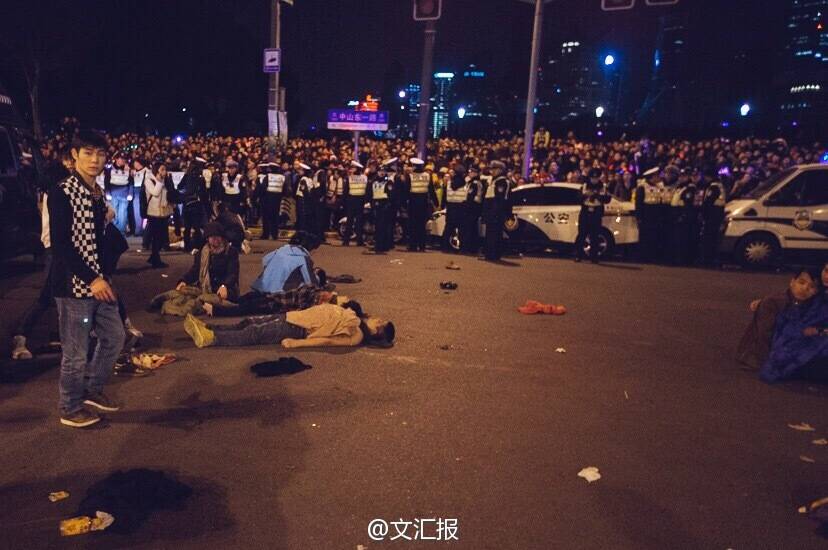 上海外滩踩踏事故现场 36人死亡47人受伤